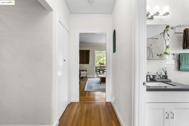 1222 Hollywood Ave, Oakland CA: https://media.crmls.org/mediaz/5b604007-7482-449b-b67d-a9cfc5977fc3.jpg