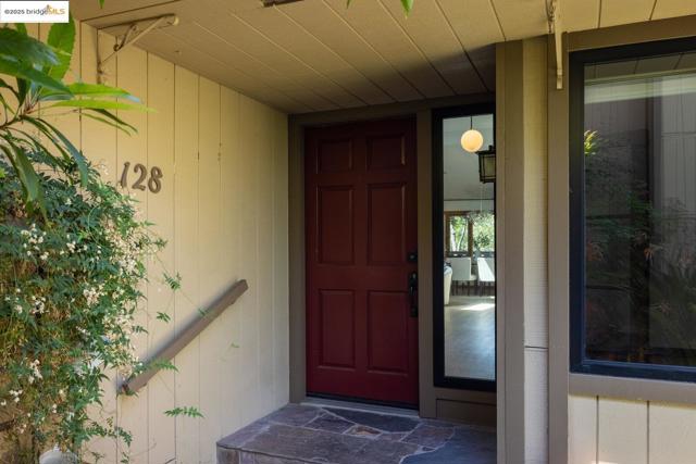 128 Alamo Sq, Alamo CA: https://media.crmls.org/mediaz/5b61b7ef-e32e-4019-8f11-a14b5ea183e0.jpg