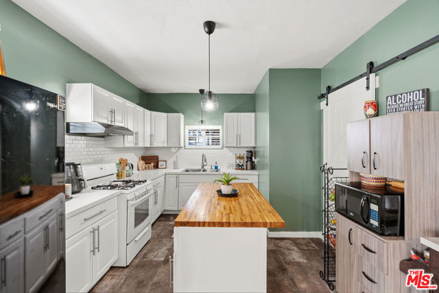 547 N St Louis Street, Los Angeles CA: https://media.crmls.org/mediaz/5b6288a6-8e43-4d7b-b082-00908b404cc9.jpg