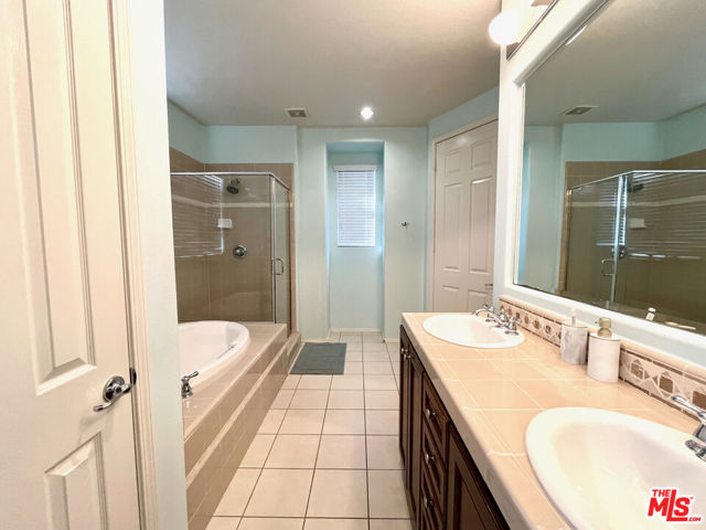 16414 W Nicklaus Drive,  CA: https://media.crmls.org/mediaz/5b62df5c-4044-4d0a-a3c6-5d54b9850ed6.jpg