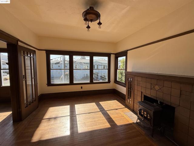 3999 Clarke, Oakland CA: https://media.crmls.org/mediaz/5b62fa79-7c0e-44c6-96c3-d469db4a0e62.jpg