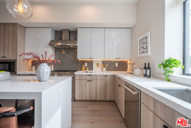 4427 Studio Place, Studio City CA: https://media.crmls.org/mediaz/5b63ab54-60df-4299-8979-fa83de5a8017.jpg