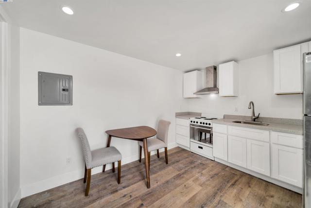 3031 Logan St, Oakland CA: https://media.crmls.org/mediaz/5b63b804-3b43-4213-a6e1-53ad1f2eb0bc.jpg