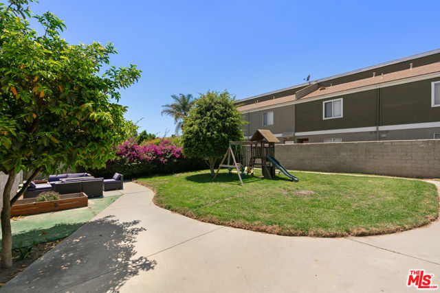 328 E Plymouth Street, Inglewood CA: https://media.crmls.org/mediaz/5b642e8b-d02e-497b-a308-48afd39ffbbe.jpg