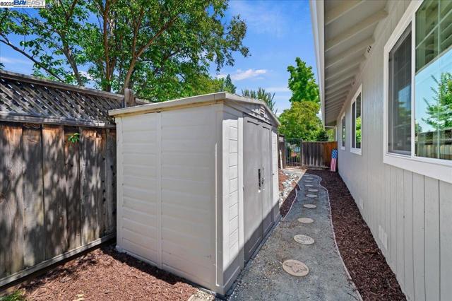 335 Beverly St, Livermore CA: https://media.crmls.org/mediaz/5b64a3e8-5edd-44de-853f-a048b2ce94c6.jpg