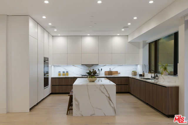 4128 Vantage Avenue, Studio City CA: https://media.crmls.org/mediaz/5b6533b2-98e4-4d1b-8531-93353f0569c7.jpg