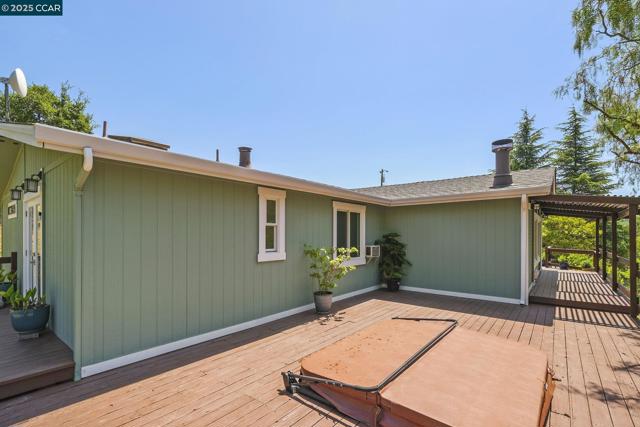 2251 Rancho Del Lago Rd, Martinez CA: https://media.crmls.org/mediaz/5b6569d1-c421-4e6a-b283-5b84c6d914bf.jpg