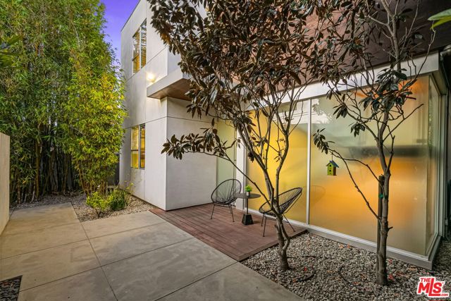 714 California Avenue, Venice CA: https://media.crmls.org/mediaz/5b65a625-485c-4966-9178-a84ca1ba1d03.jpg