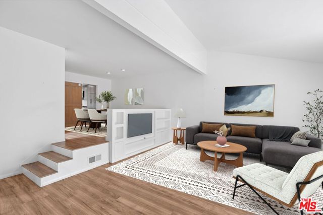 17114 Palisades Circle, Pacific Palisades CA: https://media.crmls.org/mediaz/5b65e0d8-4f52-4c17-bd10-71f63def5867.jpg