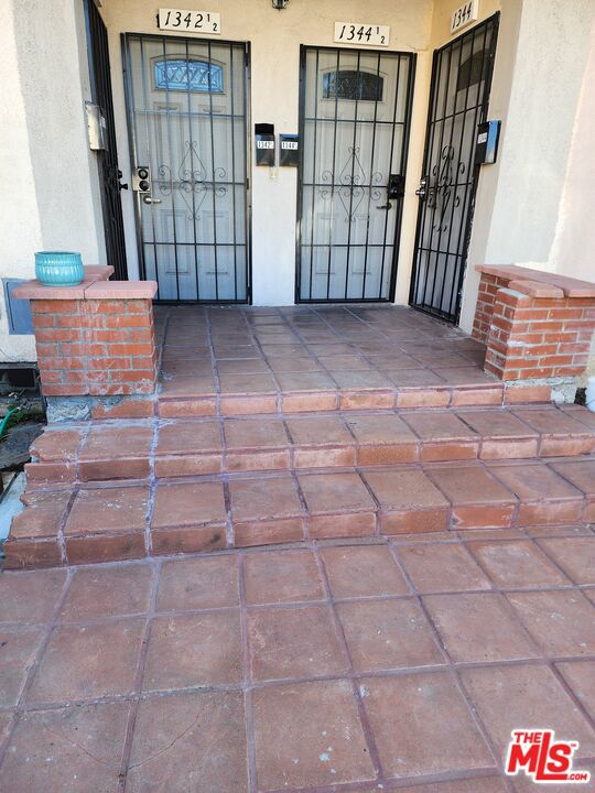 1342 S Bronson Avenue, Los Angeles CA: https://media.crmls.org/mediaz/5b6603ad-6933-4118-b7a5-3adc63b1f961.jpg