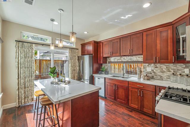 5406 Ontario Cmn, Fremont CA: https://media.crmls.org/mediaz/5b67180d-e290-4ada-81cf-d7b49aaf42ad.jpg