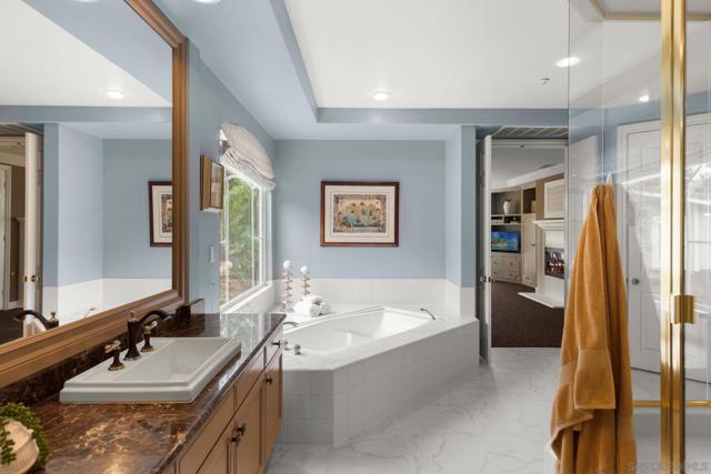 521 Latigo Row, Encinitas CA: https://media.crmls.org/mediaz/5b672b91-dbb5-4557-b992-09f90a458a28.jpg