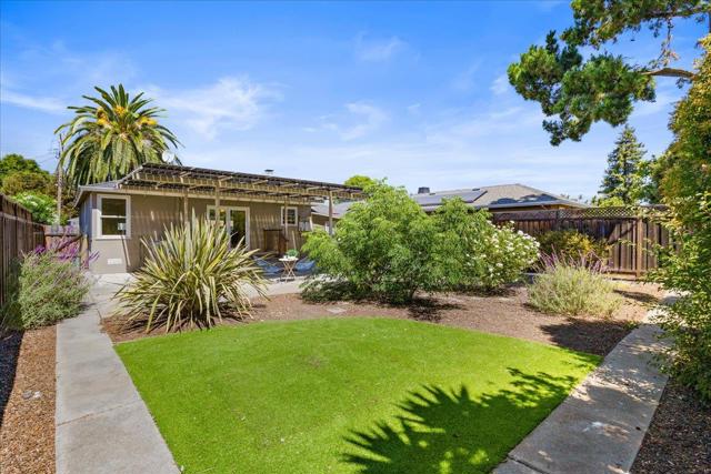820 Eighth Avenue, Redwood City CA: https://media.crmls.org/mediaz/5b673970-ff0b-4193-b9f2-07ed3145bf5e.jpg