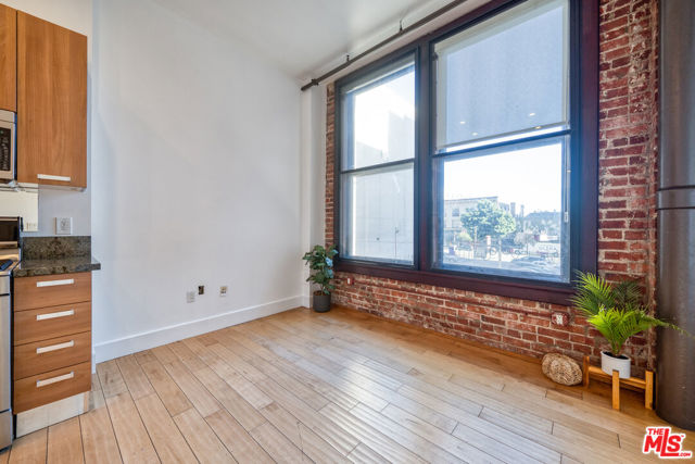 460 S SPRING Street, Los Angeles CA: https://media.crmls.org/mediaz/5b6749e7-88e6-42c4-8349-8dded05cb8c1.jpg