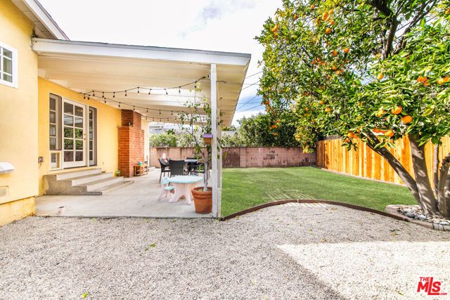 22021 De La Osa Street, Woodland Hills CA: https://media.crmls.org/mediaz/5b67966f-125a-43dc-8147-ad61c520b31a.jpg