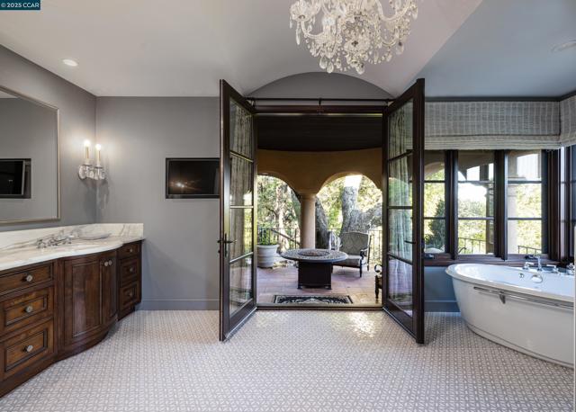 42 Tappan Ln, Orinda CA: https://media.crmls.org/mediaz/5b680865-9ca1-44c4-ba2e-4399c9de5c6d.jpg