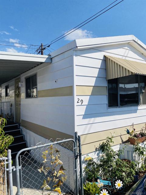 1425 E Madison Ave E, El Cajon CA: https://media.crmls.org/mediaz/5b688b9e-b70d-4268-a9f0-016257d16adc.jpg