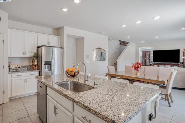 859 Helmsley Dr, Vacaville CA: https://media.crmls.org/mediaz/5b68ffc4-f8c3-46ed-8c94-269ca76b747b.jpg