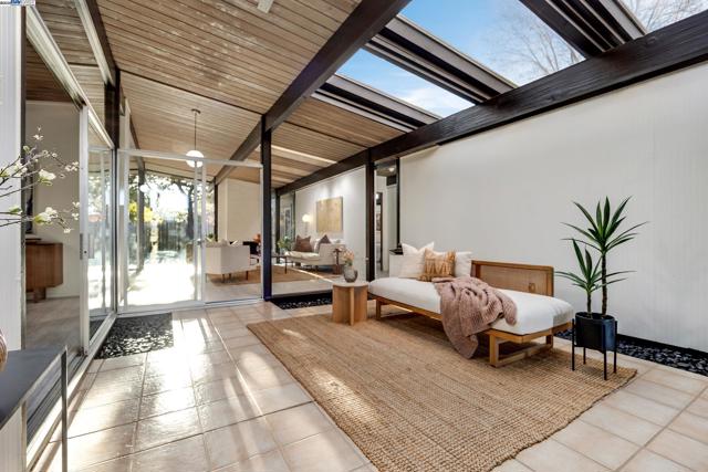 4004 Salem St, Concord CA: https://media.crmls.org/mediaz/5b694bba-9401-45ac-aed9-fdf4aa77826c.jpg