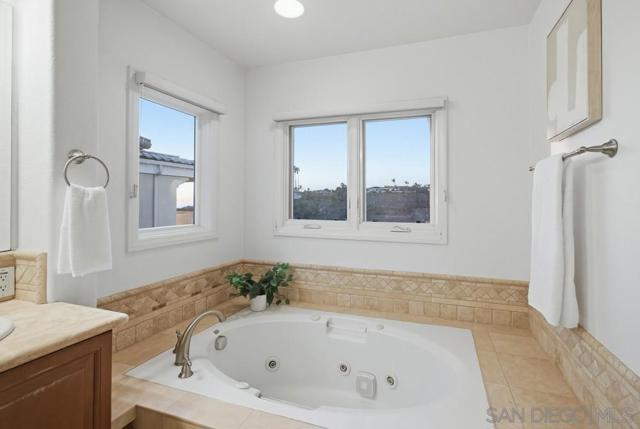 5448 Caminito Bayo, La Jolla CA: https://media.crmls.org/mediaz/5b6970d5-30b7-46bb-8b88-ed772fdcfd4b.jpg