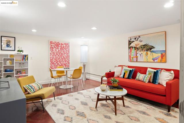 1000 Navellier St, El Cerrito CA: https://media.crmls.org/mediaz/5b69828e-2ed5-44f5-a0e5-a2c30aa19126.jpg