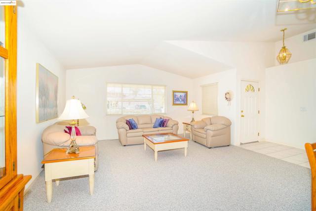 5402 Navajo Ct, Antioch CA: https://media.crmls.org/mediaz/5b6a9ff7-5dec-4778-a9ff-c64bcb7b284b.jpg