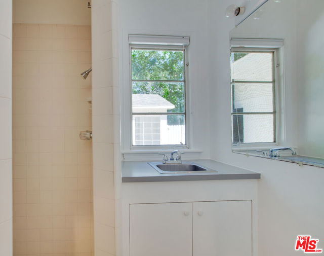 10321 Chrysanthemum Lane, Los Angeles CA: https://media.crmls.org/mediaz/5b6b67fa-ba63-4a40-9af5-642e382de6dc.jpg