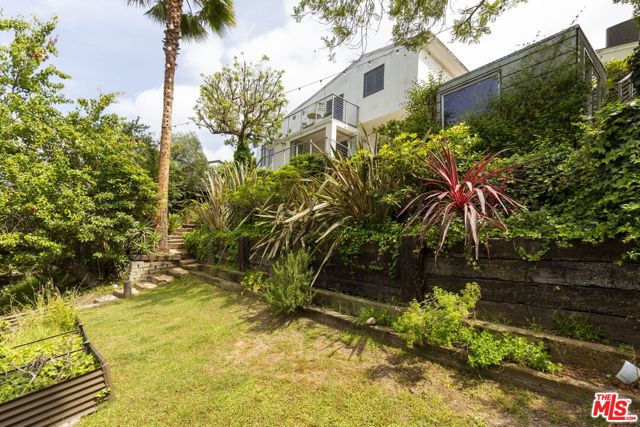 2500 Carman Crest Drive, Los Angeles CA: https://media.crmls.org/mediaz/5b6b9bd7-c4a3-4519-89ac-e4fb50b01f35.jpg