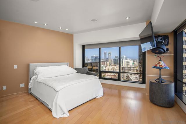100 Harbor Dr, San Diego CA: https://media.crmls.org/mediaz/5b6bce33-23ac-4a32-ae52-479f632bd670.jpg