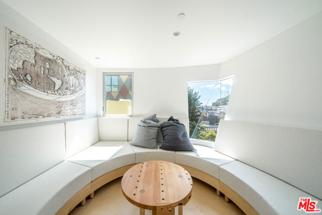 211 Entrada Drive, Santa Monica CA: https://media.crmls.org/mediaz/5b6ccfcd-234f-4c20-8dd7-a1f3ca074f82.jpg