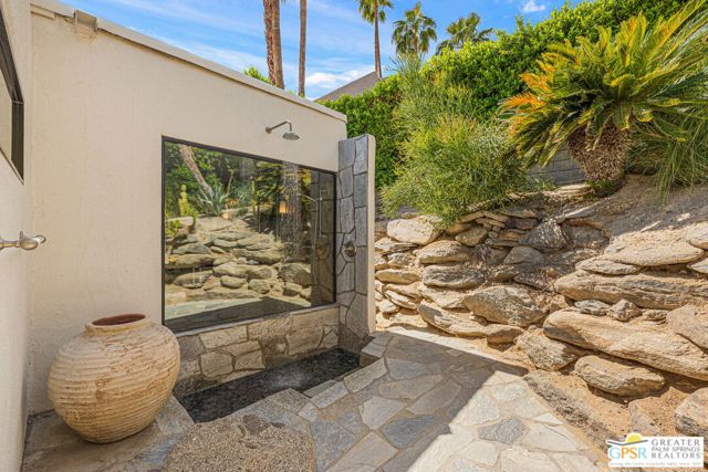 370 W Crestview Drive, Palm Springs, CA 92264