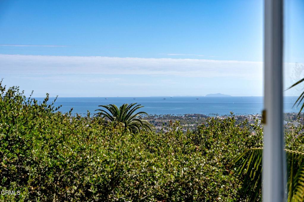 https://media.crmls.org/mediaz/5b6d110d-b06d-495c-9c7a-086097c11757.jpg?preset=X-Large