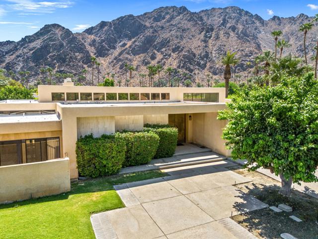 46220 Manitou Drive, Indian Wells CA: https://media.crmls.org/mediaz/5b6e3e67-0ff4-4c22-a47c-e56398ec0031.jpg