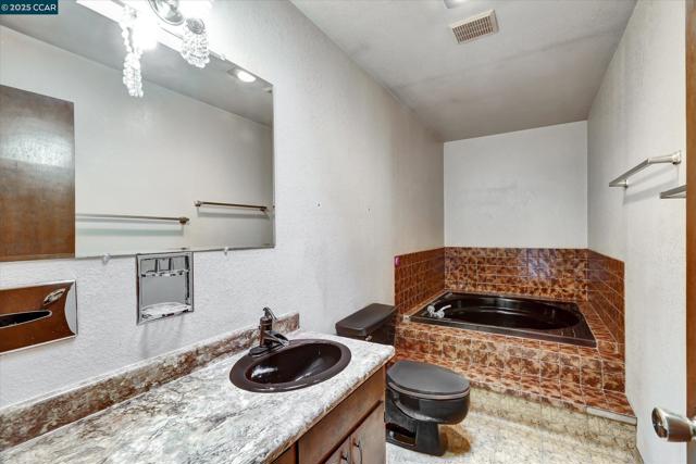 1069 16Th St, Oakland CA: https://media.crmls.org/mediaz/5b6e4282-16fa-4d30-afab-d6ab990f6007.jpg