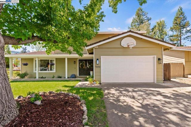 7606 Desertwood Ln, Pleasanton CA: https://media.crmls.org/mediaz/5b6f147a-75a8-48ec-b412-810992199610.jpg