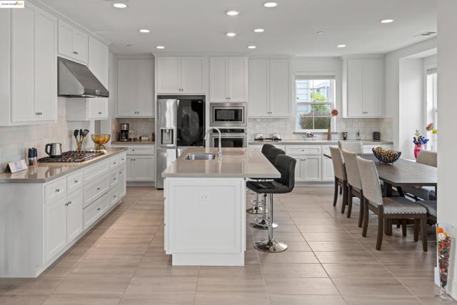 2810 Telegraph Blvd, Marina CA: https://media.crmls.org/mediaz/5b6f5b20-a57d-4437-aec8-ff3a9c7728e9.jpg