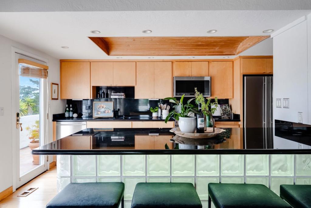 https://media.crmls.org/mediaz/5b716ba6-0107-486a-a2b4-7d4f4b709554.jpg?preset=X-Large
