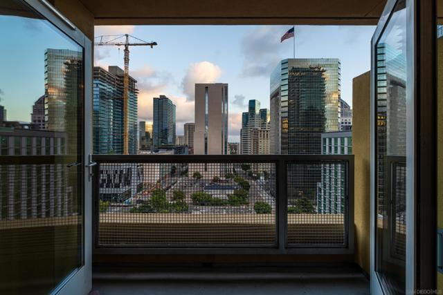 350 W Ash St, San Diego CA: https://media.crmls.org/mediaz/5b71b408-6d65-4f6e-87c4-1d3f1a55e287.jpg