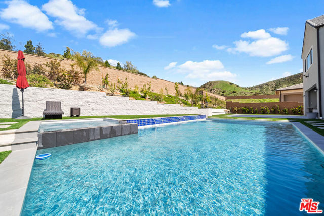 12553 N Ridgeline Road, Porter Ranch CA: https://media.crmls.org/mediaz/5b71e7b8-d35c-48ed-9e12-08203c5360f3.jpg