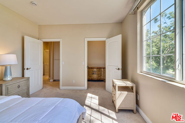 1008 Harbor Crossing Lane, Marina del Rey CA: https://media.crmls.org/mediaz/5b72484e-af42-4c35-a26f-e0f662010691.jpg