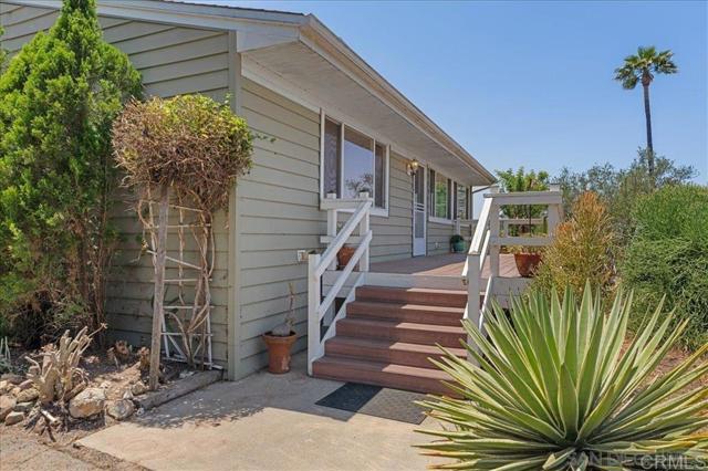30727 Rolling Hills Drive, Valley Center CA: https://media.crmls.org/mediaz/5b7282d8-6caa-4fc4-9cfc-75d96230db97.jpg
