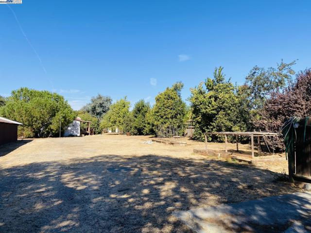 7705 Orford Rd, Stockton CA: https://media.crmls.org/mediaz/5b72dd51-087b-4bcd-91dc-13fc80eb55f9.jpg