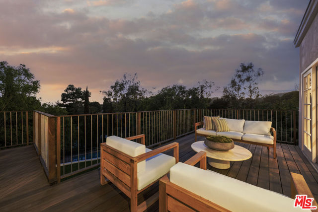 2745 La Cuesta Drive, Los Angeles CA: https://media.crmls.org/mediaz/5b740bdc-b134-44d5-bddf-3b5129fabc03.jpg