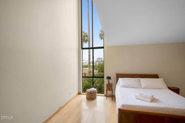 125 W Mountain Street, Glendale CA: https://media.crmls.org/mediaz/5b741b1f-becb-4895-849e-25e9660512c6.jpg