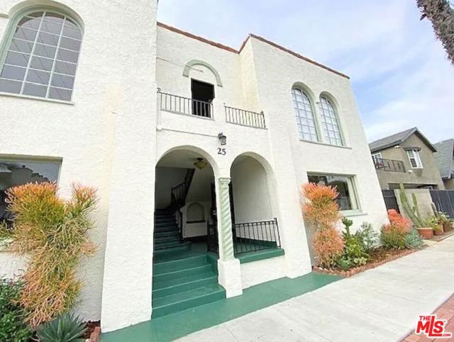 25 Falcon Avenue, Long Beach CA: https://media.crmls.org/mediaz/5b7493bf-feee-441b-91ca-98d900b62c2d.jpg