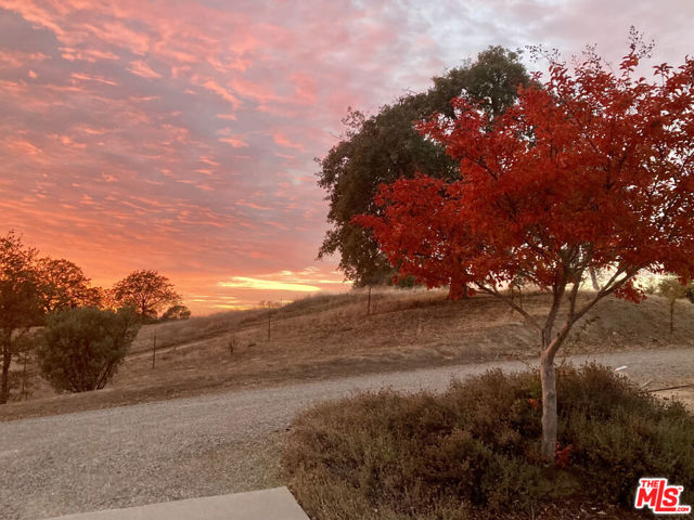 31229 Rolling Meadow Court, Coarsegold CA: https://media.crmls.org/mediaz/5b74c1e4-706d-496b-9494-d70514b0c799.jpg