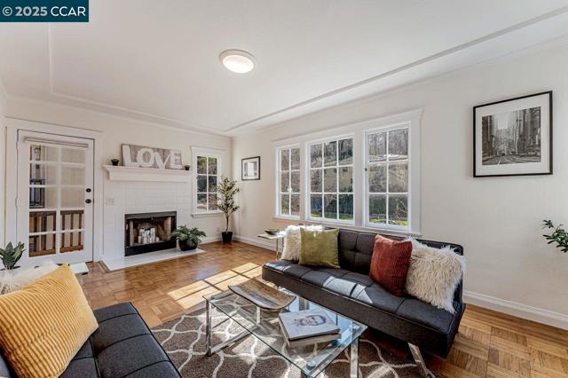 654 Mandana Blvd, Oakland, California 94610, 1 Bedroom Bedrooms, ,1 BathroomBathrooms,Condominium,For Sale,Mandana Blvd,41086148