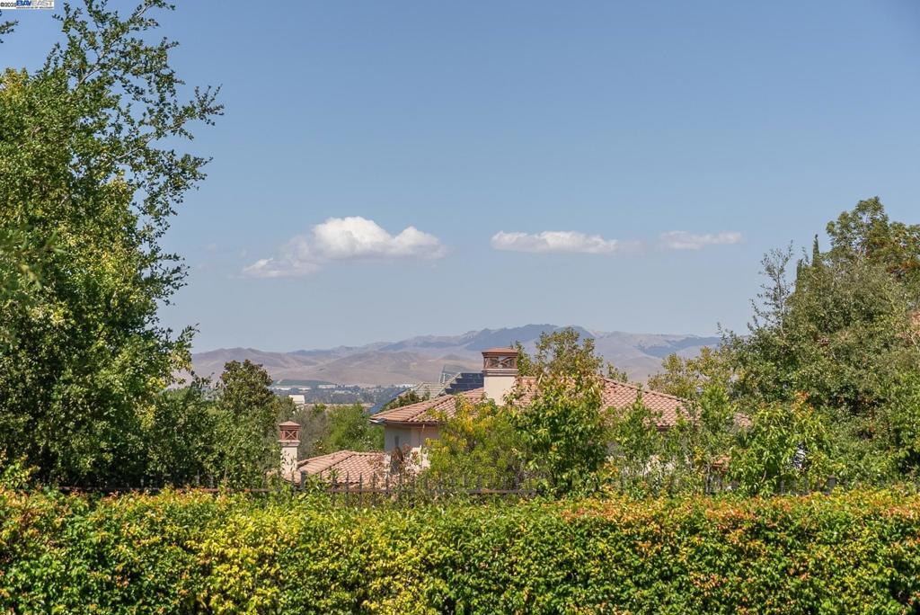 https://media.crmls.org/mediaz/5b76a528-79de-4585-b417-f2d869f8247d.jpg?preset=X-Large