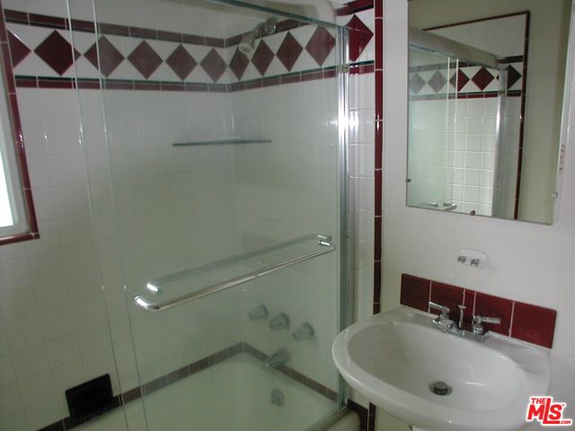 1444 Yale Street, Santa Monica CA: https://media.crmls.org/mediaz/5b76d9fa-ab2e-4939-8d3c-959b17678842.jpg