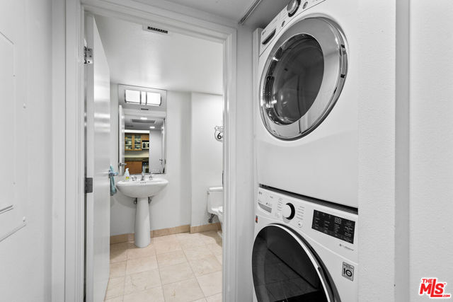 13700 Marina Pointe Drive, Marina del Rey CA: https://media.crmls.org/mediaz/5b7766f5-a474-4bc5-8232-905ace2b2307.jpg